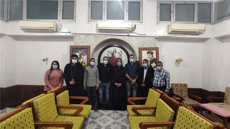 وفد من مستشفى أرمنت يهنئ الاقباط بمولد مارجرجس بالرزيقات بالأقصر