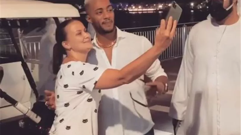 احدث ظهور لـ محمد رمضان مع معجباته.. فيديو