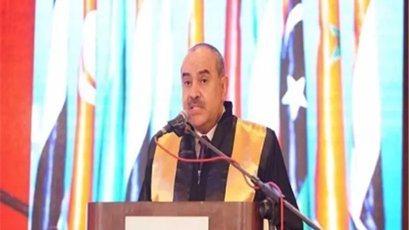 الأكاديمية العربية للعلوم والتكنولوجيا تكرم وزير الطيران المدنى خلال حفل كلية الدراسات العليا