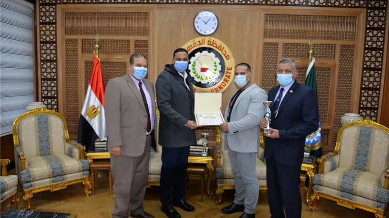 محافظ الدقهلية يكرم الحاصل على برونزية العالم للاساتذة فى كمال الاجسام بأسبانيا