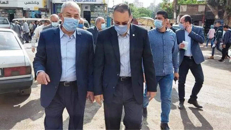 غراب يُوجه رجال مرور الزقازيق بعدم وجود سيارات السرفيس بالشوارع الجانبية بميدان التحرير