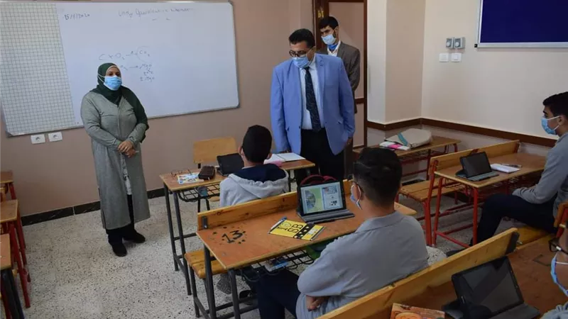 مدير تعليم جنوب سيناء يتابع مدرسة الأهرام الرسمية لغات