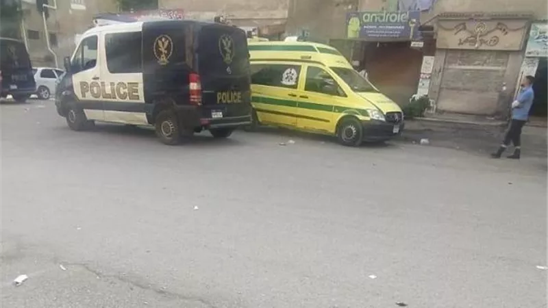 رائحة كريهة تقود الجيران للعثور على جثة طبيب متعفنة في الإسماعيلية .صور