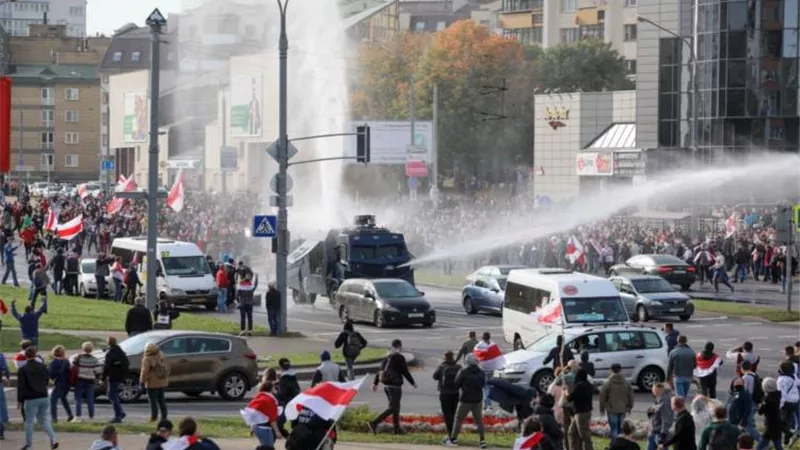 الأمن البيلاروسيي يطلق قنابل الغاز على المتظاهرين فى مينسك