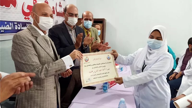 وكيل وزارة الصحة يكرم الجيش الأبيض بمستشفي حميات فاقوس