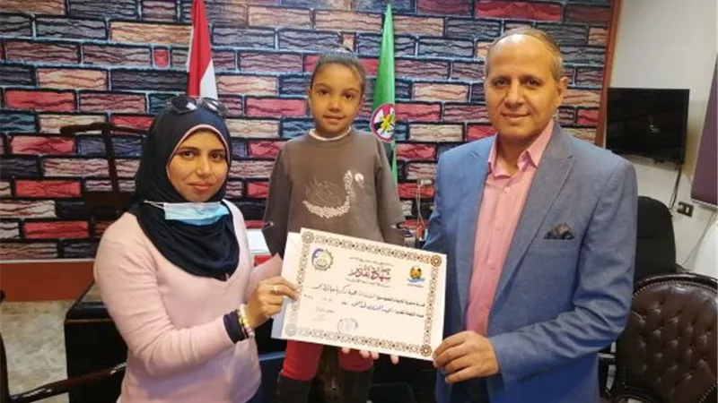رحمة تلميذة الدمج موهبة فنية بالصف الأول الابتدائى فى الفيوم.. بالصور