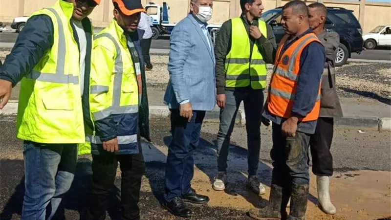 نائب محافظ القاهرة يتابع اصلاح كسر خط مياه طريق السويس