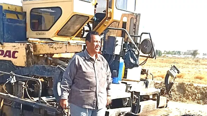 بتكلفة 2 مليون جنيه .. رصف طريق محور المعلمين لتيسير حركة المرور بالوادى الجديد