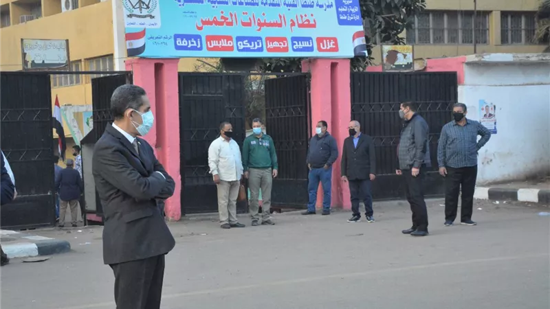 رحمى يتفقد مصنع تدوير القمامة بدفره ويتابع انضباط شارع الجلاء-صور