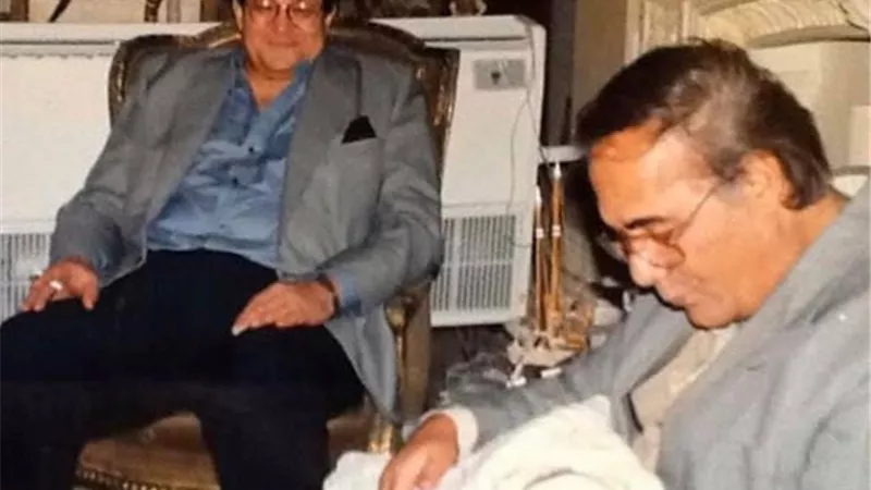 شاهد.. صورة نادرة لحفيد محمود ياسين بين ذراع جده