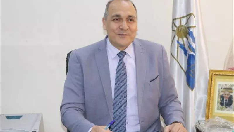 مدير الشئون المالية والإدارية والعاملين بمديرية تعليم القاهرة يهنئون وكيل أول الوزارة بتجديد الثقه