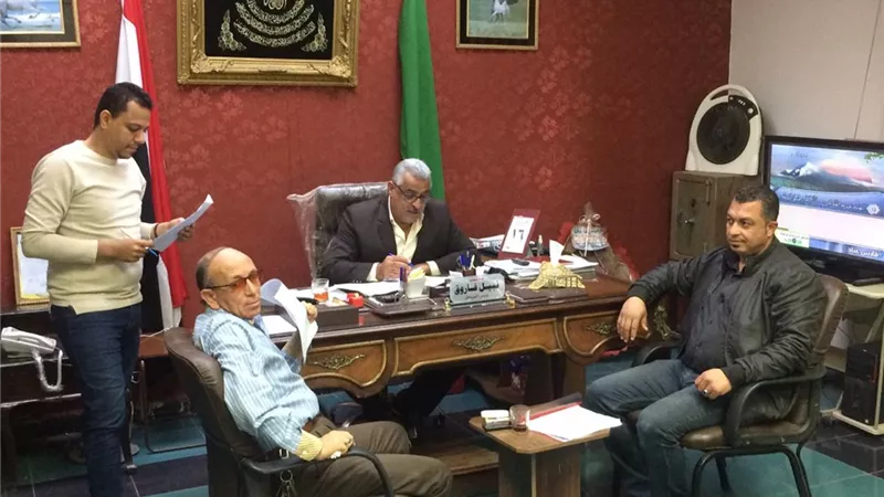 رئيس مدينة الزقازيق يناقش تطوير المواقف مع مسئوليها وأصحاب السيارات