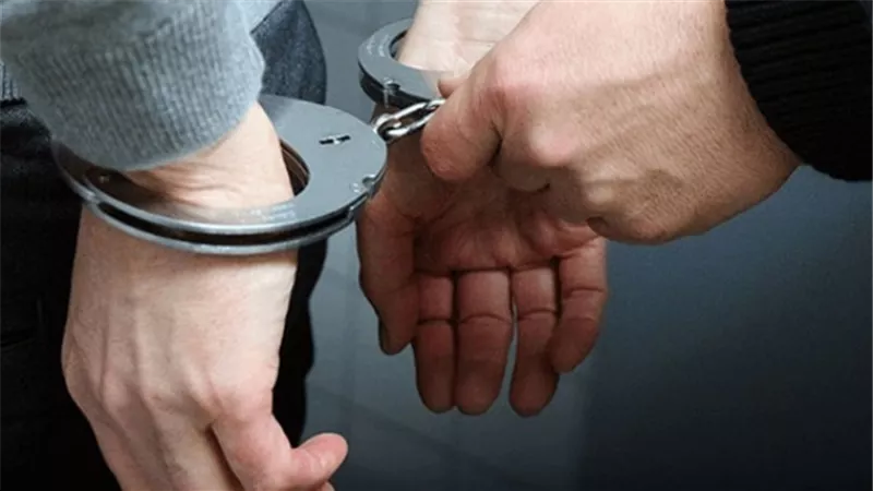 «جريمة بشعة».. اتهام أب بهتك عرض ابنته.. والفتاة: «تركني مع صديقه».. والأب: «بيكدبوا علشان سرقوني»