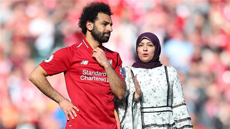 عمرو أديب يؤكد إصابة زوجة صلاح بفيروس كورونا.. واللاعب ينفي