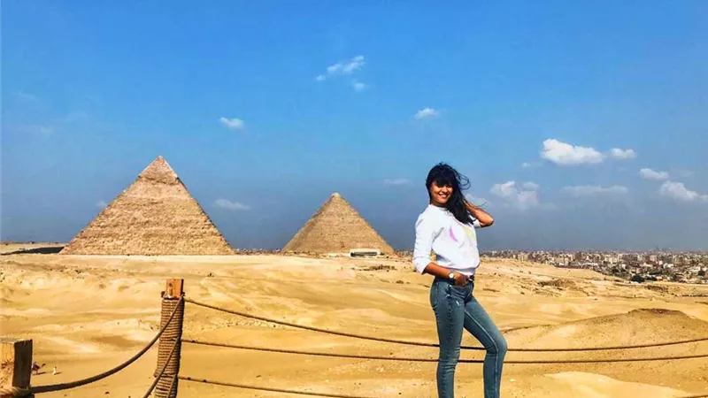 لمياء كرم تخطف الأنظار بإطلالة جديدة من الاهرامات