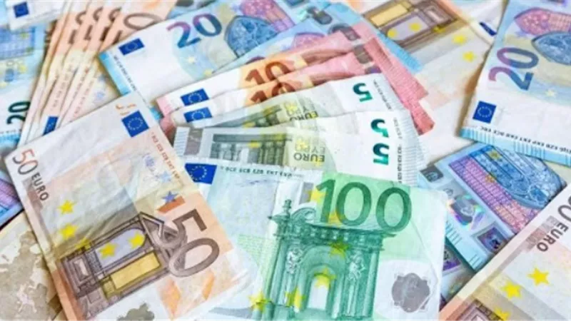 انخفاض الدولار وصعود اليورو وسط حالة من التفاؤل في أوساط المستثمرين