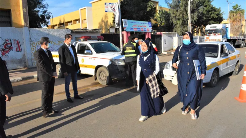 محافظ الغربيةيقوم بتنظيم الحركة المرورية ويحدداماكن عبور المشاة بالجلاء