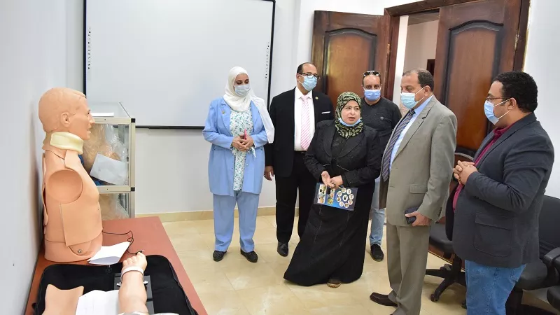 رئيس جامعة بني سويف يتفقد المرحلة الأولى لإنشاء الورشة التدريبية للأجهزة التعويضية بمعهد المسنين