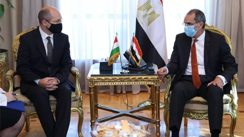 طلعت يبحث مع سفير المجر سبل التعاون بالذكاء الاصطناعي والأمن السيبراني