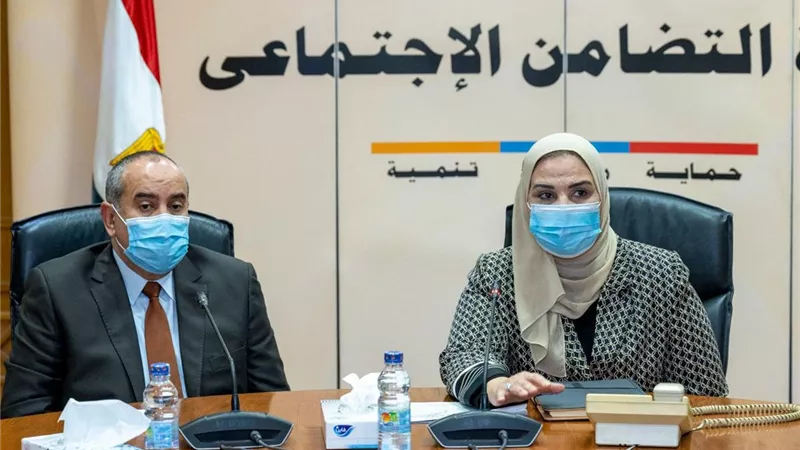 وزيرا التضامن والطيران يتفقان على عرض منتجات جمعية النور والأمل فى المطارات المصرية