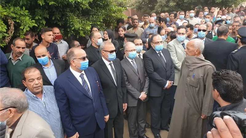 بالصور .. المئات يشيعون جنازة الشهيد ياسر عصر بمسقط رأسه بالقليوبية