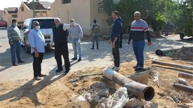 محافظ الوادى الجديد يجرى جولة تفقدية بعدد من مشروعات الخارجة الخدمية
