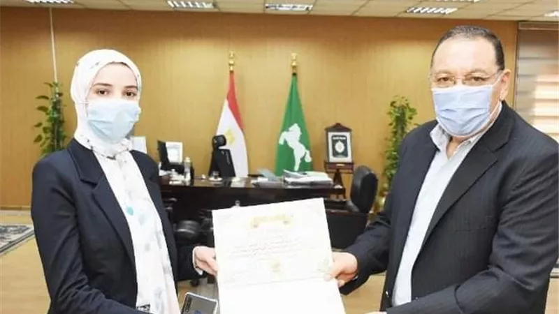 محافظ الشرقية يكرم إبنه أحد العاملين بحي ثان الزقازيق لحصولها على درجة الماجستير بهندسة البيئة من دولة المجر