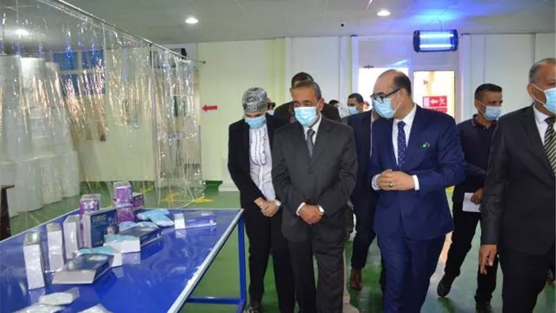 محافظ الإسماعيلية يفتتح اكبر مصنع لإنتاج الكمامات الطبية والمطهرات .صور