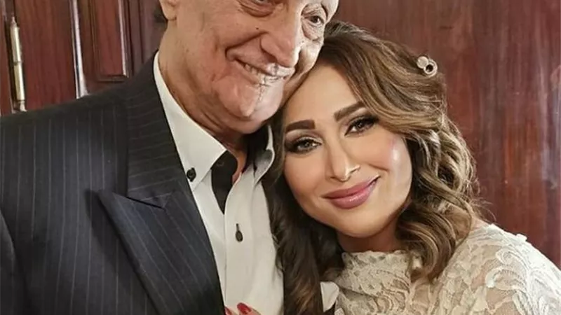 شاهد .. أحدث إطلالة للفنانة رحاب الجمل برفقة والدها