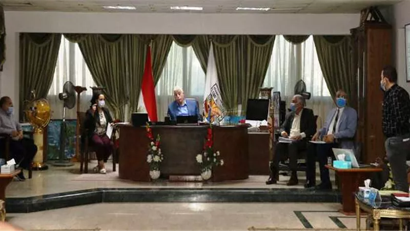 فودة يجتمع بالمجموعة الاقتصادية لبحث المشروعات واستعدادات تشغيل الطريق الدولى.. بالصور