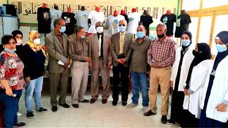 وكيل وزارة التعليم بالأقصر يتفقد منتجات المدرسة الصناعية بنات