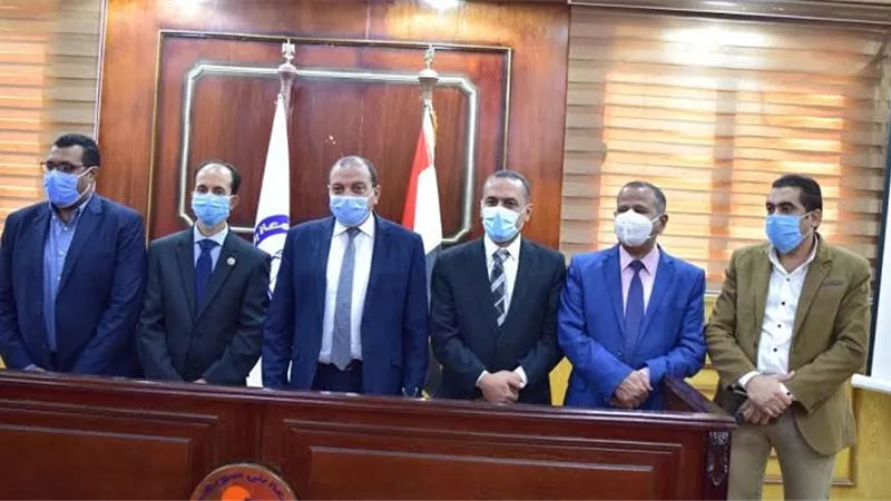 رئيس جامعة بني سويف يكرم 8 علماء عالمين من أبناء الجامعة