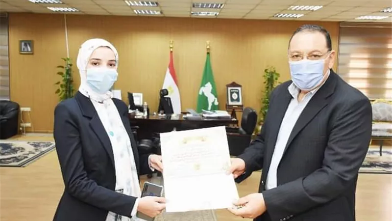 محافظ الشرقية يُكرم إبنه أحد العاملين بحي ثان الزقازيق لحصولها على درجة الماجستير في هندسة البيئة من دولة المجر