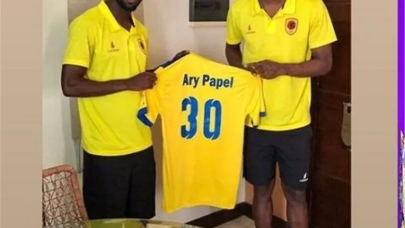 أري بابل نجم الإسماعيلي يهدي زميله في المنتخب الأنجولي قميص الدراويش