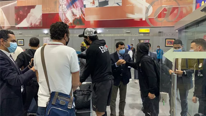 أشرف صبحى يستقبل بعثة المنتخب في مطار القاهرة