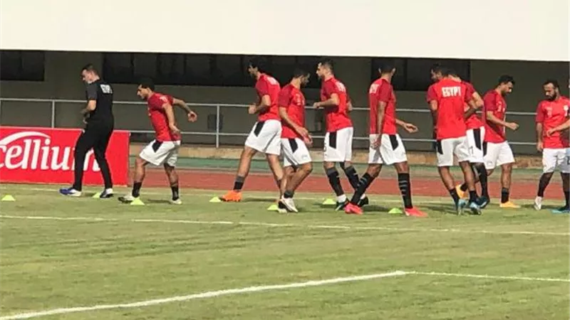 منتخب الفراعنة بجرى عملية الاحماء لمواجهة توجو..صور