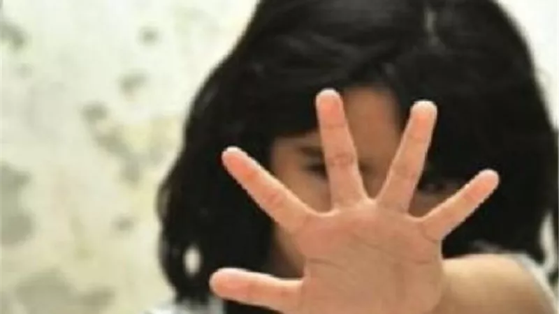 عشيق الام اللعوب يستبيح جسد طفلتها