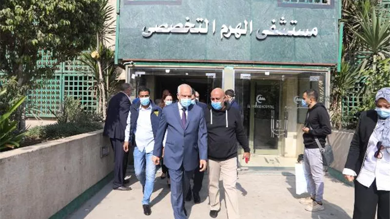 محافظ الجيزة يزور مصابى حادث انقلاب اتوبيس مدرسي بمنطقة الرماية