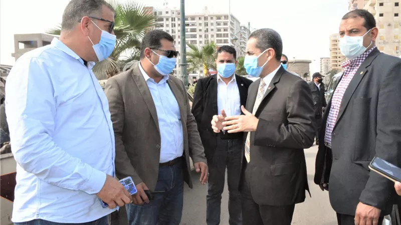 محافظ الغربية يشرف على تركيب المطبات الصناعية بالجلاء وقائد المرورلايرى ولايسمع !!