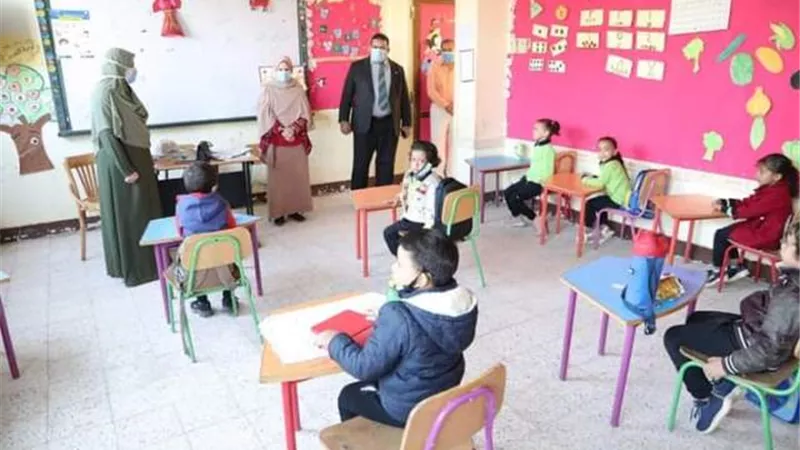 وكيل التعليم بالوادى الجديد يوجه بتكريم بعض المعلمات بالخارجة.صور