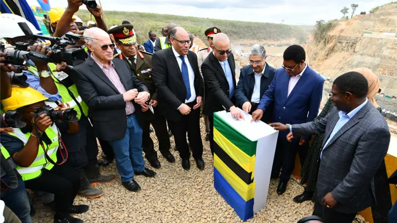 وزيرا الكهرباء والإسكان يشاركان فى الاحتفال بتحويل مجرى نهر روفيجى بتنزانيا.. صور