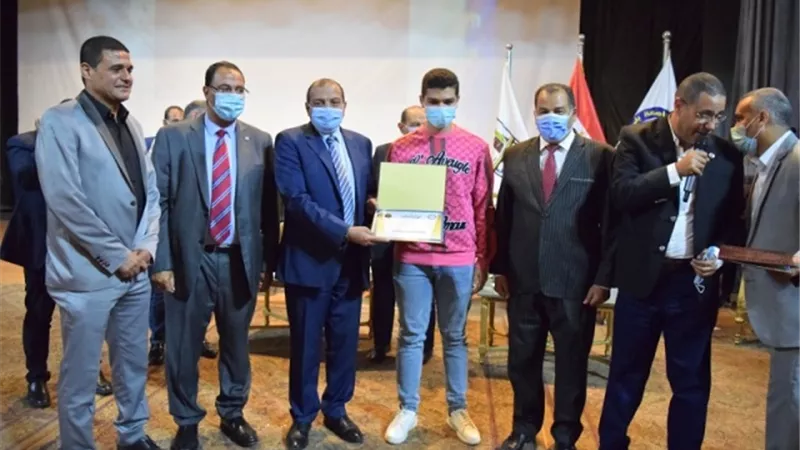رئيس جامعة بني سويف يكرم الطلاب المتفوقين رياضياً