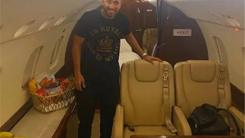 صور .. تريزيجيه على متن طائرة خاصة الى انجلترا