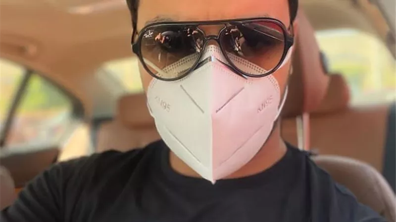 بالكمامة .. أحمد جمال يداعب جمهوره ويحتفل بعيد ميلاد الكورونا