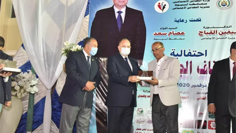 محافظ أسيوط يشهد حفل زفاف جماعي لعدد 30 عريس وعروسة من أبناء المحافظة