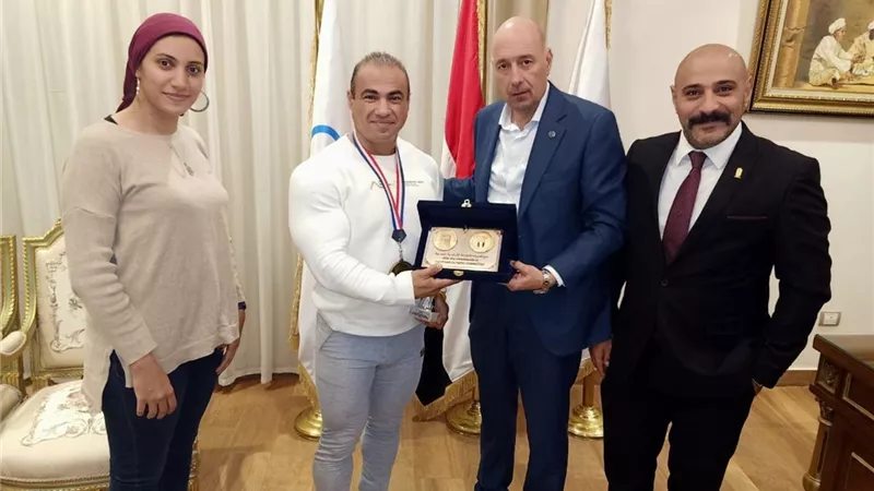 الأولمبية تكرم شريف مصطفى الشيوي الحالص على الميدالية الذهبية في بطوالة العالم لكمال الأجسام