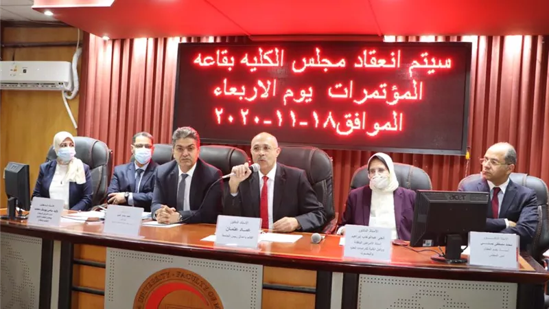 رئيس جامعة طنطا يترأس مجلس كلية الطب ويكرم الأساتذة المتفرغين
