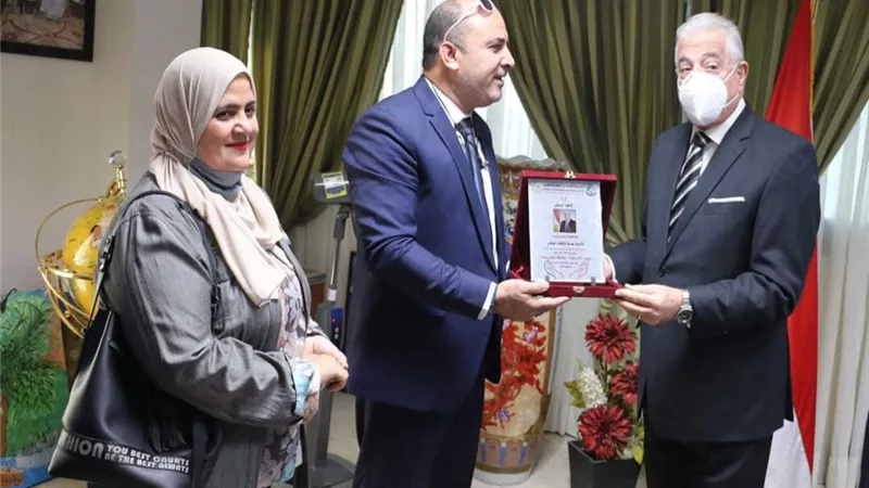 الإتحاد الوطني لمكافحة الإرهاب و الفساد يكرم محافظ جنوب سيناء