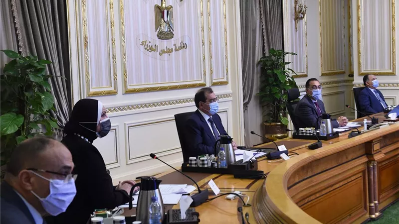رئيس الوزراء يتابع الموقف التنفيذي لمشروع إقامة محطات تموين السيارات بالغاز الطبيعي