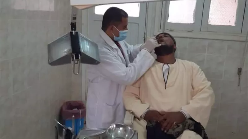حياة كريمة تصل العوينات وتوقع الكشف الطبي على 315 مواطنا بالوادى الجديد
